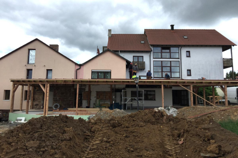 Ansicht der Rückseite des Gebäudes mit umgewühltem Garten, der neu angelegt wird, im Rahmen des Ladenausbaus in Baden-Württemberg, gestaltet von Bäuerlein Objektdesign.