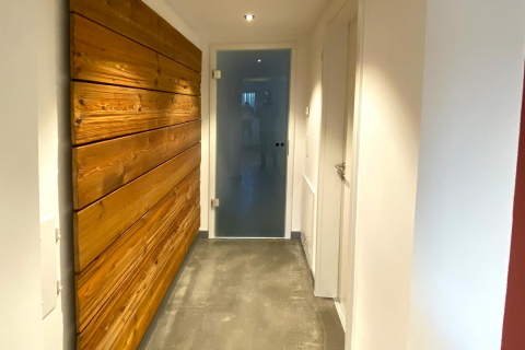 Eleganter Zugang zum Wellnessbereich des umgebauten Wohnhauses.