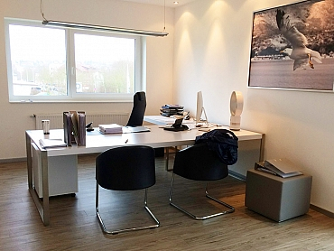 Helles Büro des Steuerbüros in Baden-Württemberg, gestaltet von Bäuerlein Objektdesign.