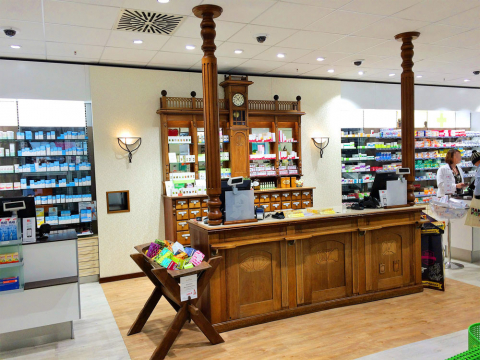 Antike Holzkassentheke in der SaniPEP Apotheke.