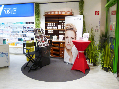 Die stilvolle Make-Up Ecke in der SaniPEP Apotheke.