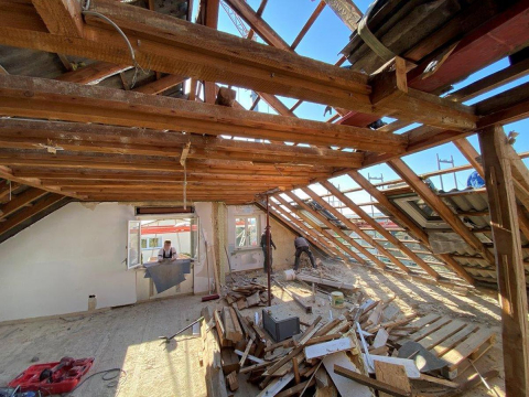 Der Abriss des alten Dachstuhls, ein entscheidender Schritt für die Erneuerung und Modernisierung des Gebäudes.