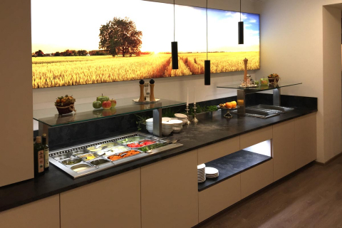 Bild eines fertig gebauten Buffets mit einer Vielzahl köstlicher Lebensmittel im Restaurant in Baden-Württemberg, gestaltet von Bäuerlein Objektdesign.
