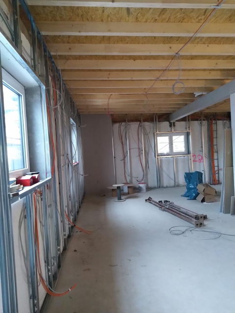 Bild vom Innenausbau im Sanitätshaus Förster in Frankfurt. Handwerker gestalten die Innenräume gemäß den spezifischen Anforderungen und Entwürfen.
