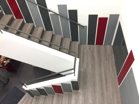 Moderne Treppe als Highlight im Ladenausbau