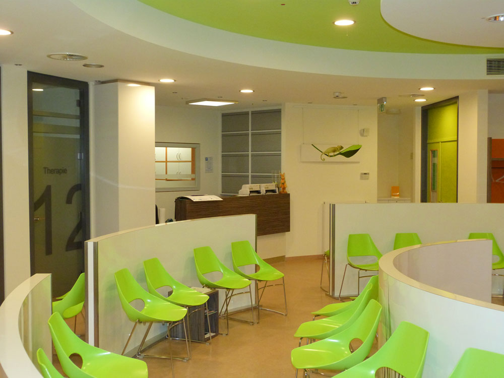 Einblick in den Wartebereich mit Blick auf die Anmeldung von Bäuerlein Objektdesign