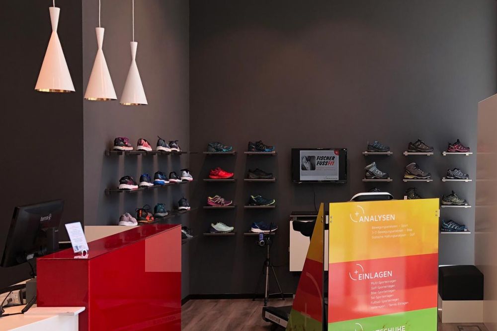 Das stilvolle Ambiente des Orthopädiegeschäfts Fischer Fußfit.