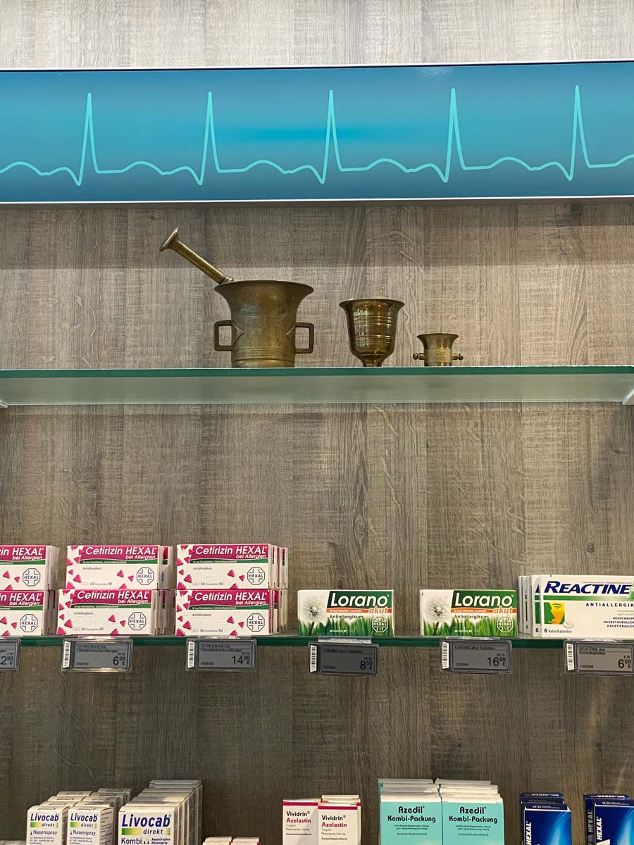Bild der geschmackvollen Dekoelemente in der SaniPep Apotheke 