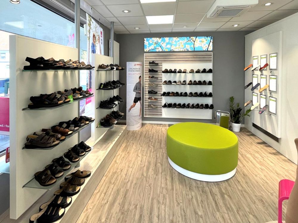 Ergonomisches Raumkonzept: Orthopädieschuhtechnik-Geschäftsdesign von Bäuerlein Objektdesign