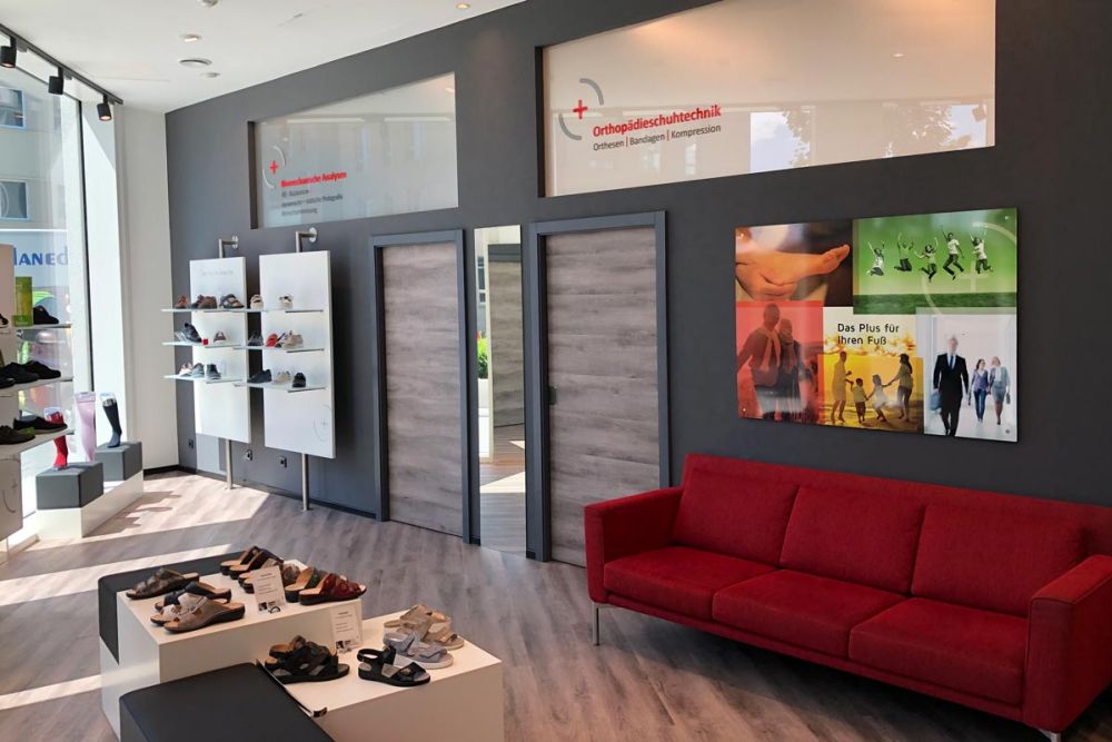 Präsentation von orthopädischen Schuhmodellen im Laden.