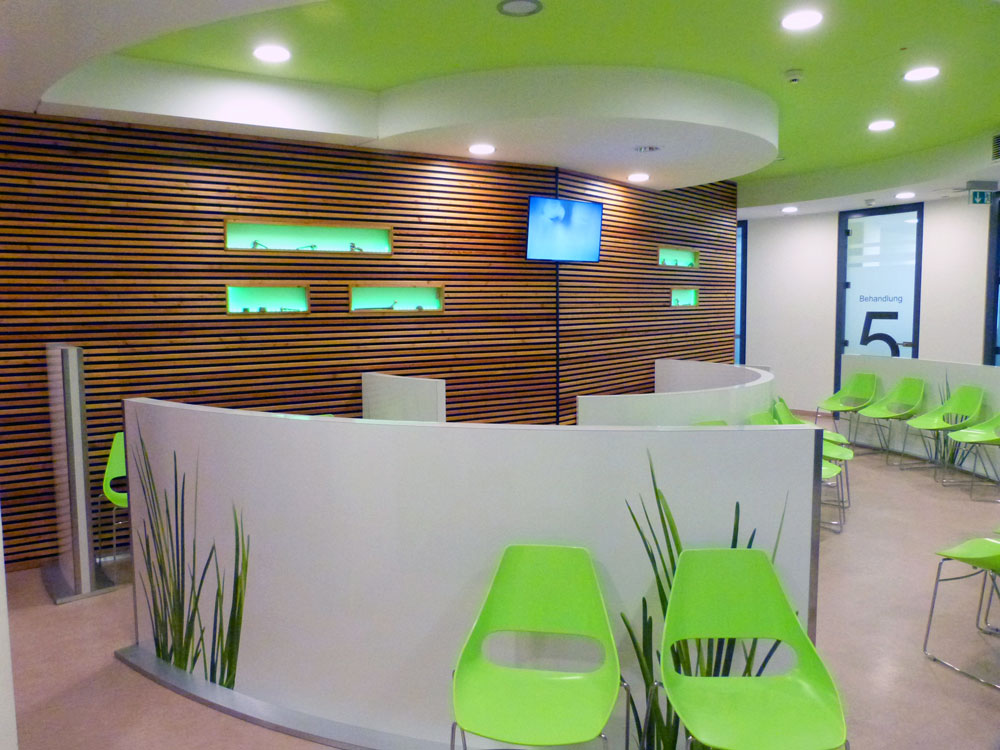 Der Blick zum stilvoll beleuchteten Wandbereich im Wartebereich von Bäuerlein Objektdesign