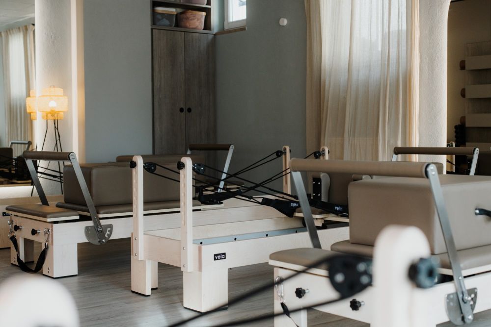 Ein Ort zum Ankommen und Wohlfühlen: Pilatesraum für Körper und Geist von Bäuerlein Objektdesign.