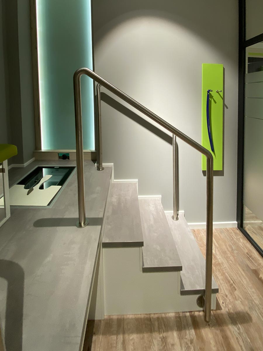 Treppe mit Geländer im Laden von Orthopädischuhtechnik