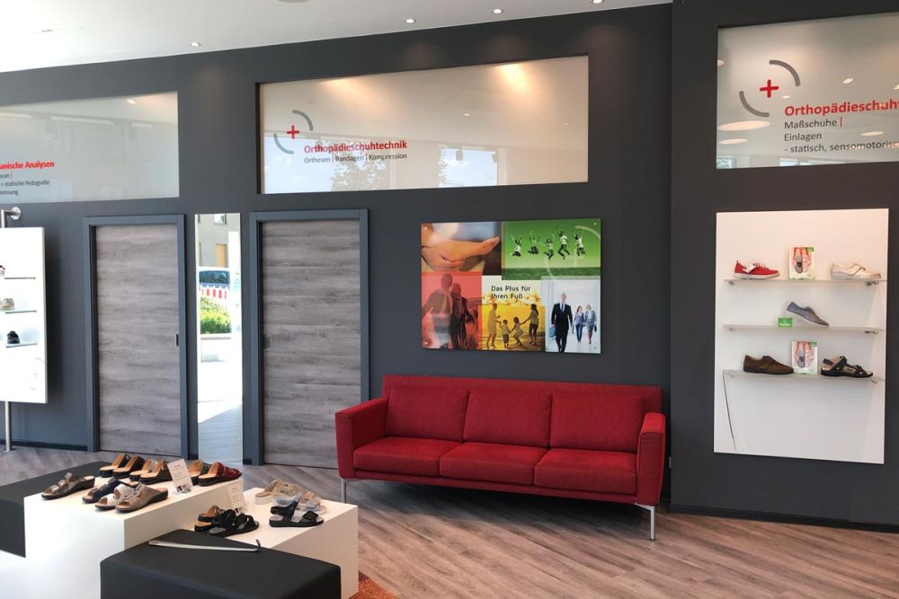 Hochwertige Ladeneinrichtung von Bäuerlein Objektdesign