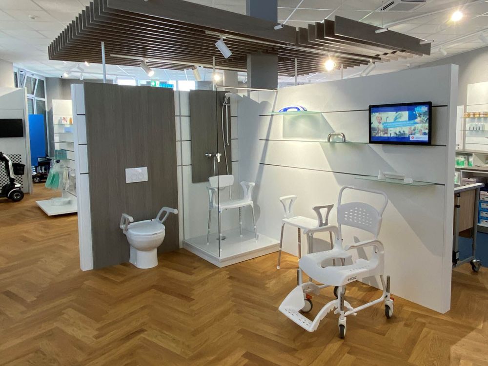 Modern gestaltetes, freistehendes Modul zur Präsentation von Hilfsmitteln im Sanitätsbereich. Klare Linien, hochwertige Materialien und flexible Nutzung ermöglichen eine strukturierte und gut zugängliche Produktdarstellung.