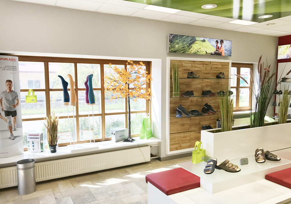 Produktpräsentation im modernen Einzelhandelsambiente von Bäuerlein Objektdesign