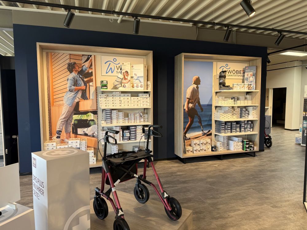 Für das Sanitätshaus haben wir als Objekteinrichter maßgeschneiderte Präsentationsflächen entwickelt, die Produkte optimal in Szene setzen – unabhängig davon, ob sie freistehend im Raum oder wandintegriert platziert sind.
Moderne Einrichtungstrends für Sanitätshäuser von Bäuerlein Objektdesign.
