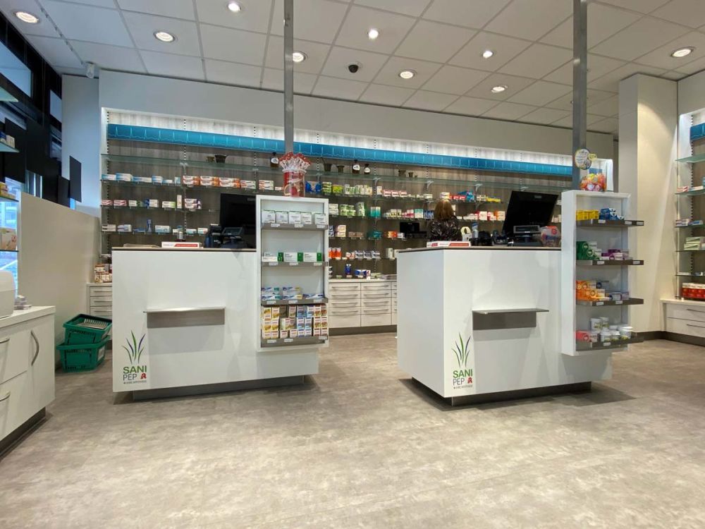 Bild der modernen Kassentheken in der SaniPep Apotheke von Bäuerlein Objektdesign