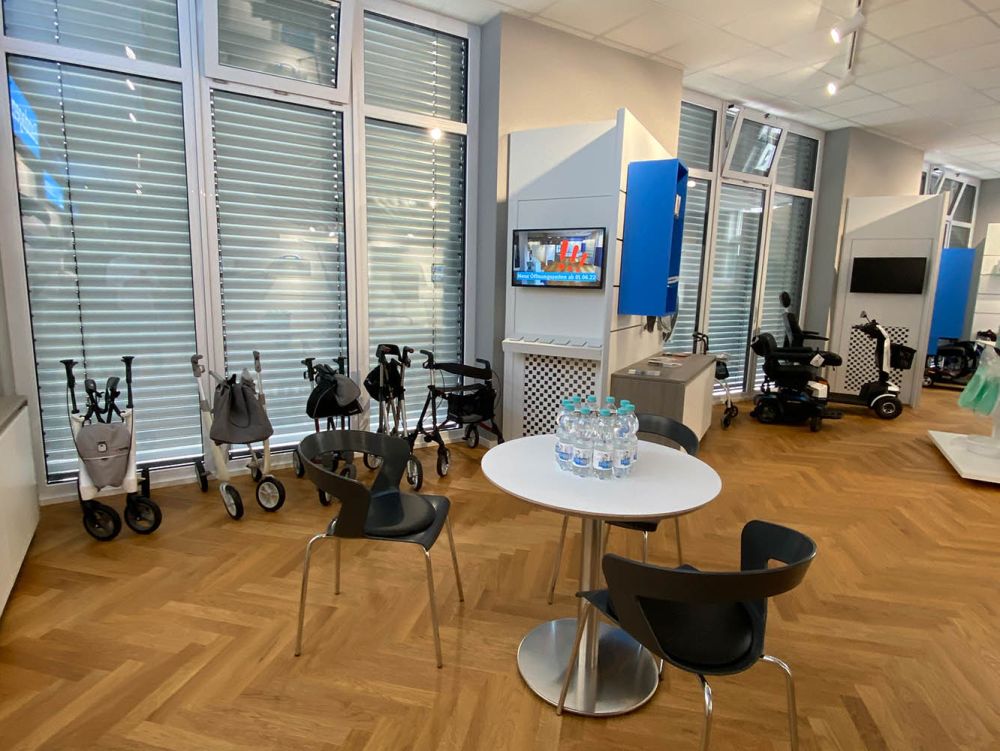 Individuell gestaltete Möbel im Sanitätshaus bieten funktionale Präsentationsflächen für orthopädische Hilfsmittel. Die maßgefertigten Elemente sind auf die Produkte und Anforderungen abgestimmt und verbinden praktischen Nutzen mit hochwertigem Design.