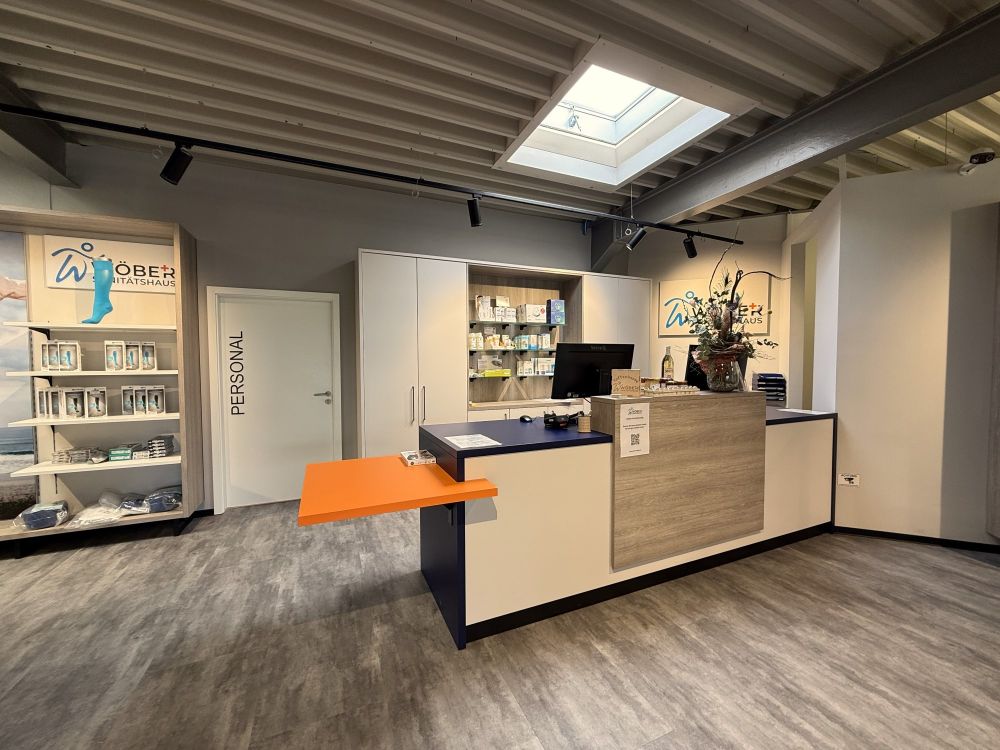 Moderner Kassenbereich mit vereinter Funktionalität. Ästhetik und Barrierefrei.
Sanitätshausbau, Ladenbau und Einrichtung von Bäuerlein Objektdesign.