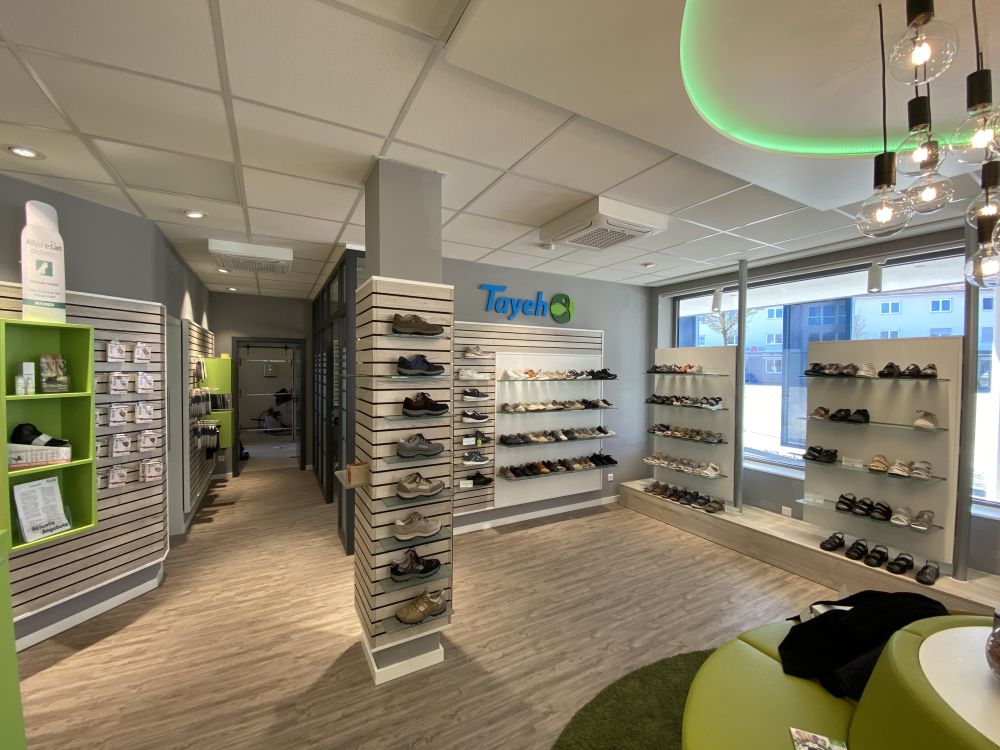 Zukunftsweisendes Raumgefühl: Orthopädieschuhtechnik-Shopdesign  von Bäuerlein Objektdesign