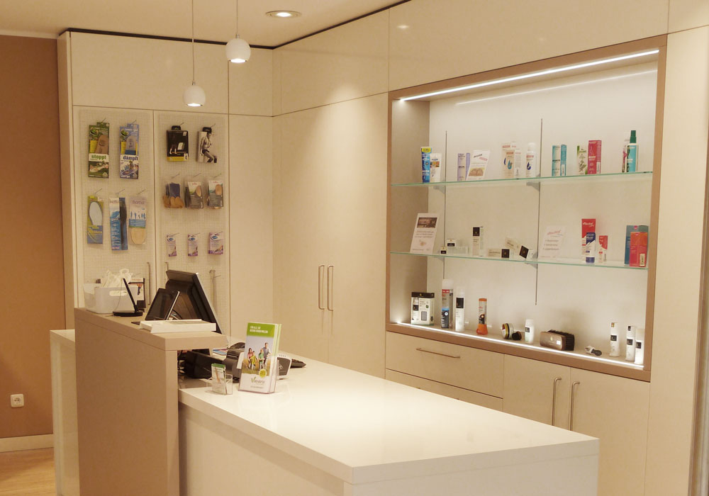 Der Tresen von Schuh Gilbert in unserem Designkonzept von Bäuerlein Objektdesign