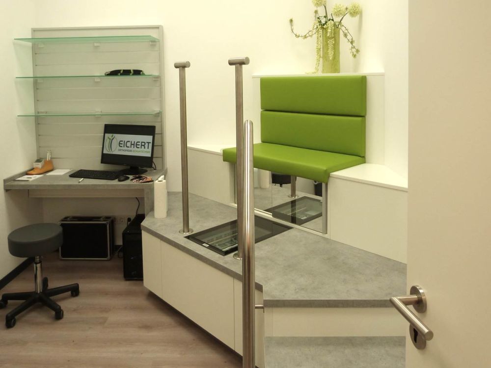 Präzise Ladeneinrichtung von Bäuerlein Objektdesign  für Eichert Orthopädie-Schuh-Technik.