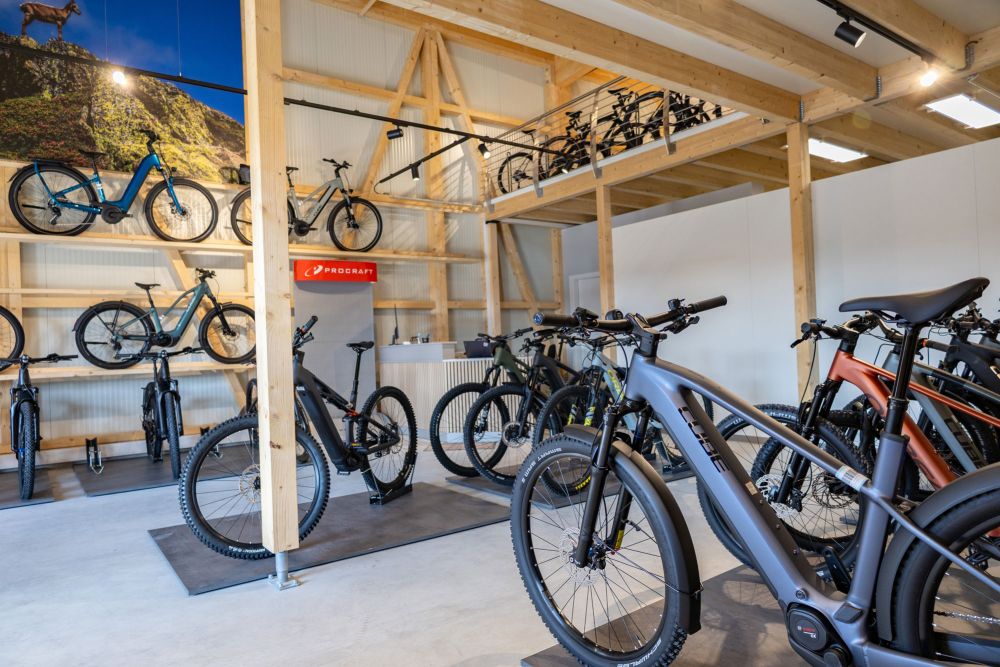 Fahrräder auf der Verkaufsfläche im Laden