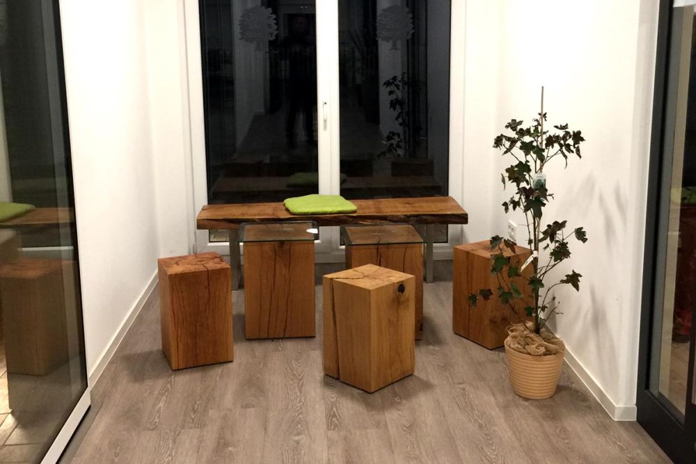 Gemütliche Sitzecke mit Hockern aus Holz im Landgasthof Grüner Baum Steinfurt