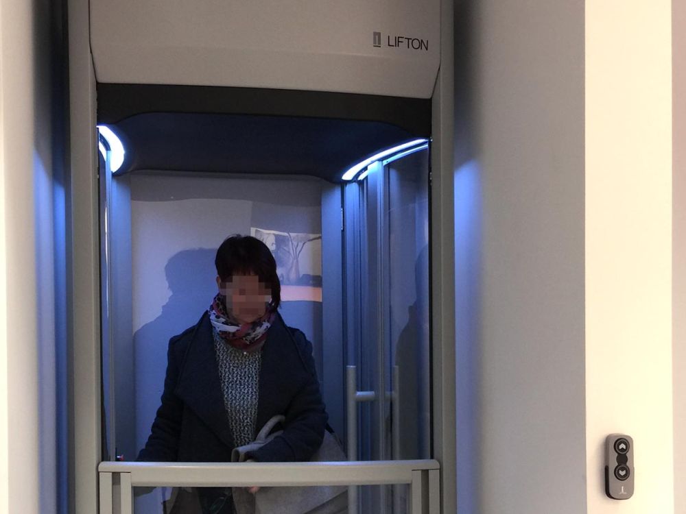 Personen-Aufzug im barrierefreien Ladenausbau von Bäuerlein Objektdesign