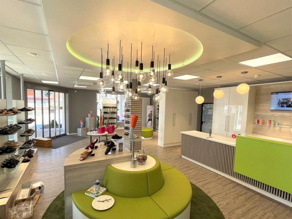 Barrierefreie Eleganz: Orthopädies und Schuhtechnik-Ladenbau von Bäuerlein Objektdesign