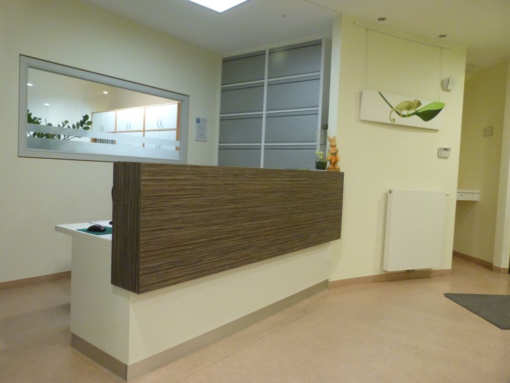 Empfangstresen in der Halle Saale Klinik von Bäuerlein Objektdesign