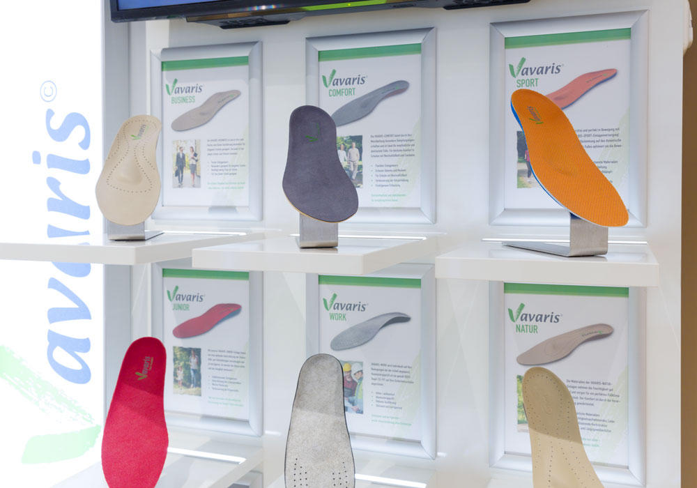 Präsentation von Schuheinlagen in unserem Ladenbaukonzept von Bäuerlein Objektdesign