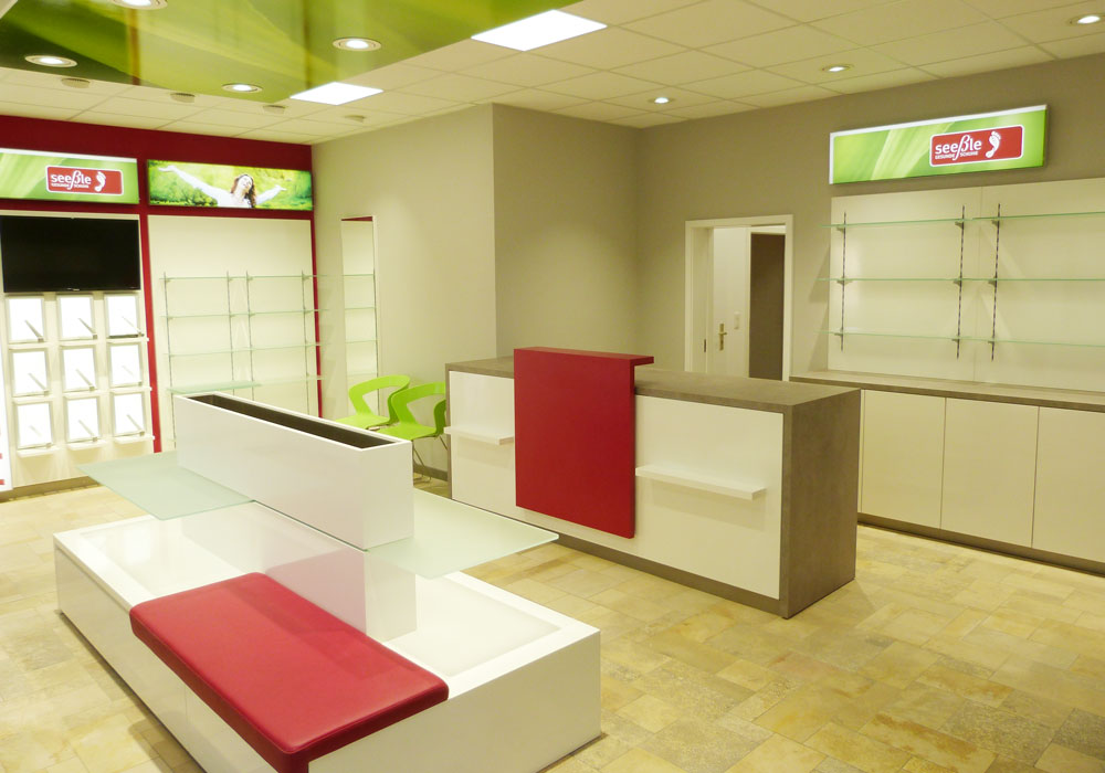 Ladeneinrichtung von Seeßle Fußgesund von Bäuerlein Objektdesign