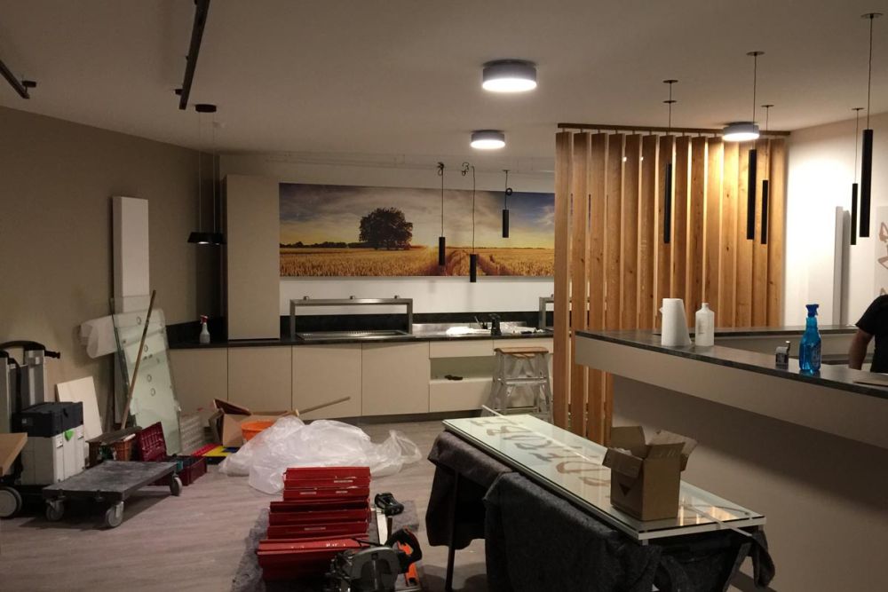Einbau der Möbel mit Blickrichtung zum Buffet während des Innenausbaus von Bäuerlein Objektdesign.