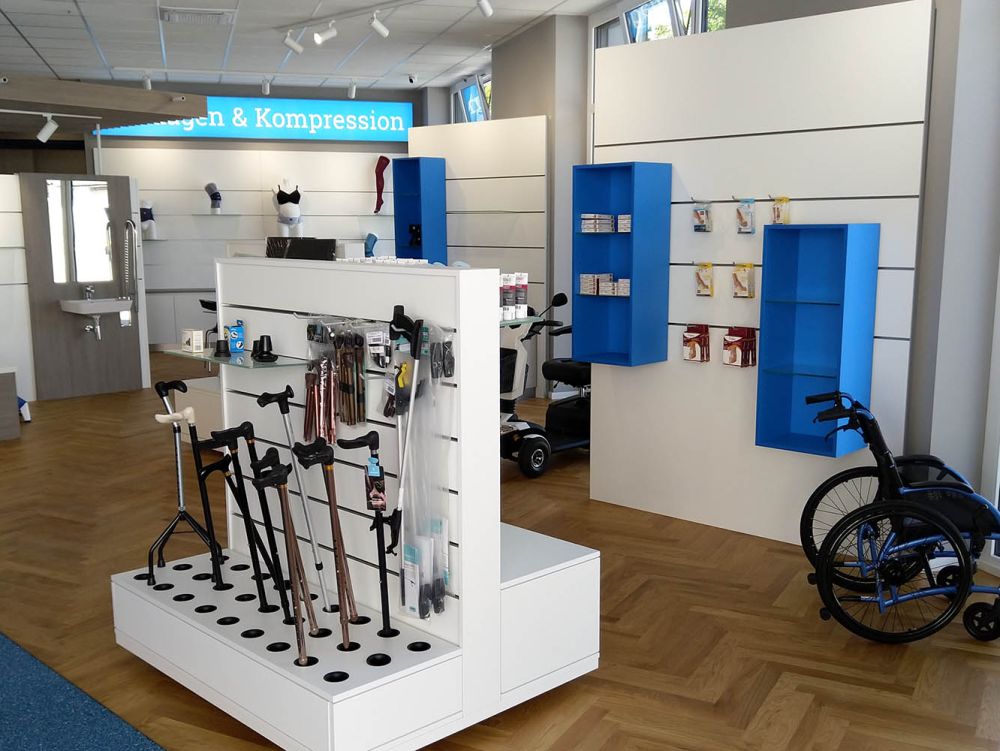 Individuell gestaltete Möbel im Sanitätshaus bieten funktionale Präsentationsflächen für orthopädische Hilfsmittel. 