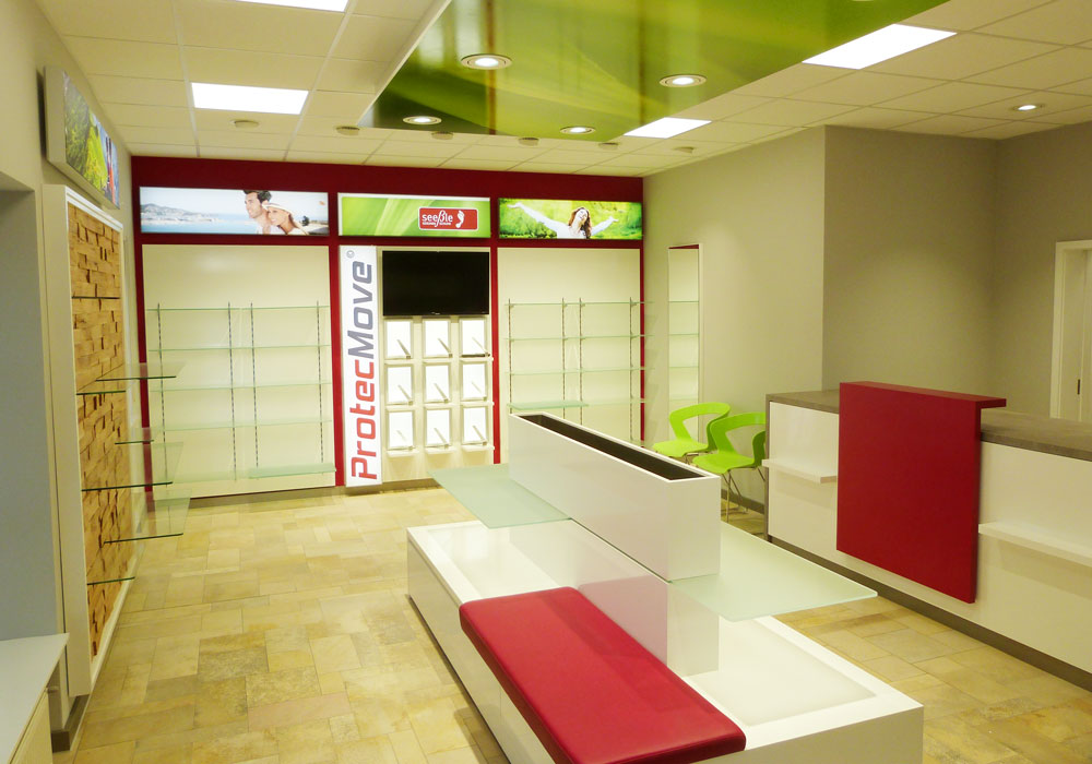 Raumgestaltung für eine angenehme Warteatmosphäre im Sanitätshaus von Bäuerlein Objektdesign