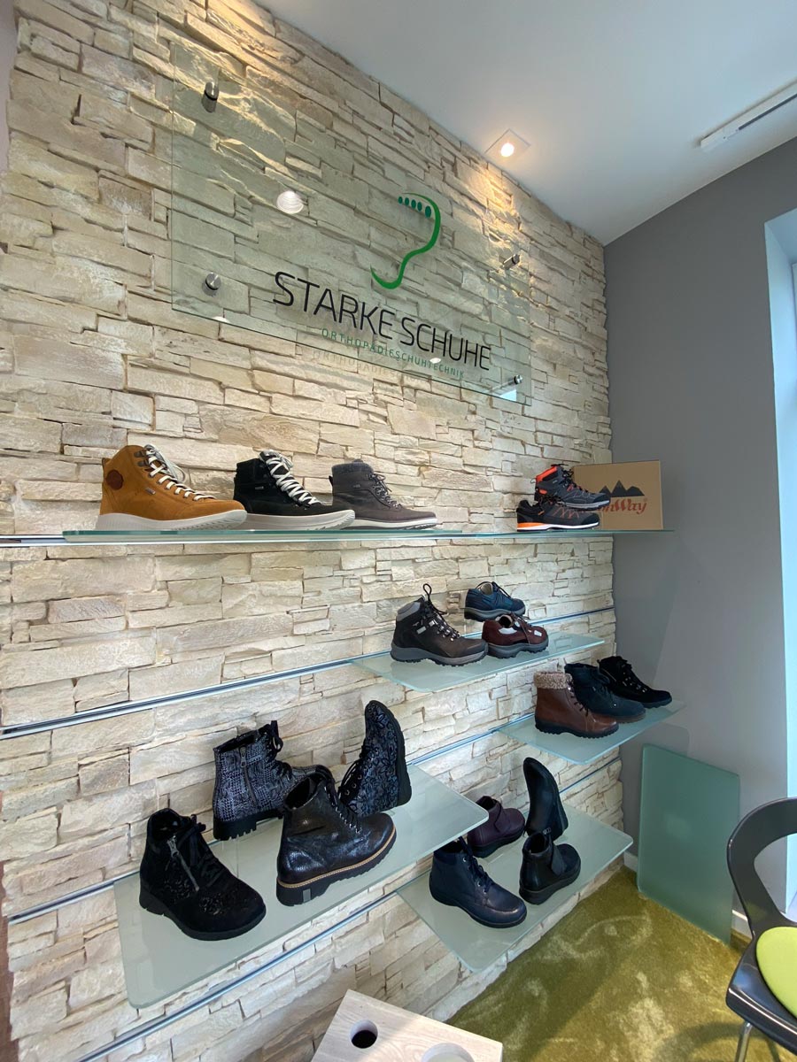 Schuhregale aus Glas von Bäuerlein Objektdesign