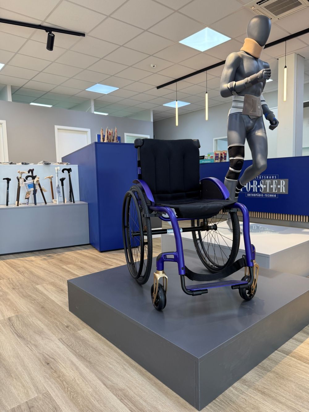 Moderne Einrichtung für Sanitätshäuser von Bäuerlein Objektdesign. Ausstellungsbereich für die vielfältigen Hilfsmittel im Gesundheitswesen.
