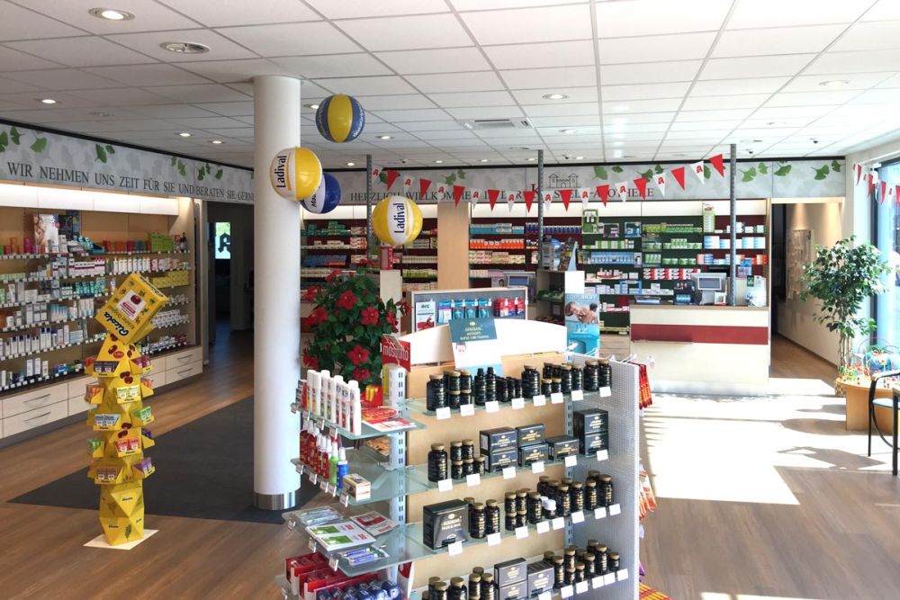 Bild der großzügigen Ladenfläche in der Kastell-Apothek, gestaltet von Bäuerlein Objektdesign