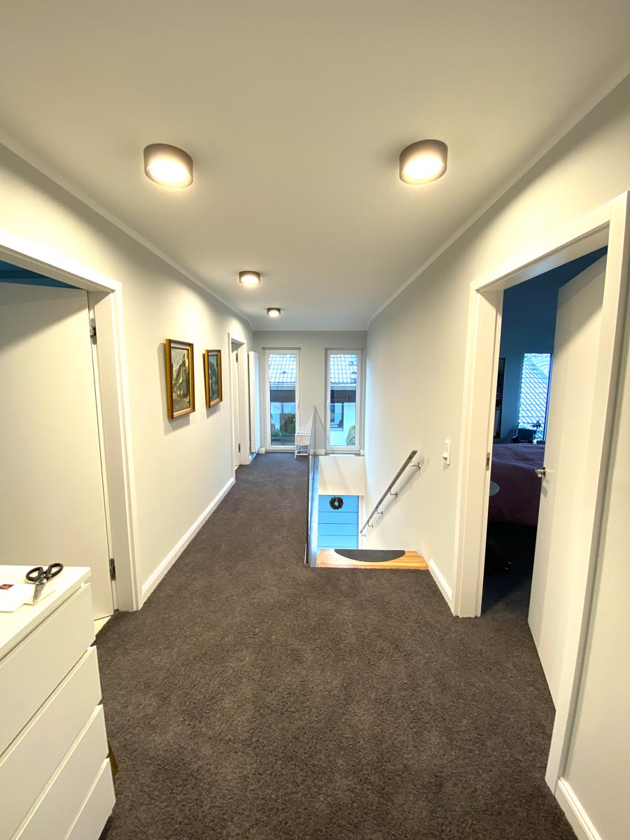 Der lichtdurchflutete Flur im ersten Stock des sanierten Wohnhauses strahlt Modernität aus.