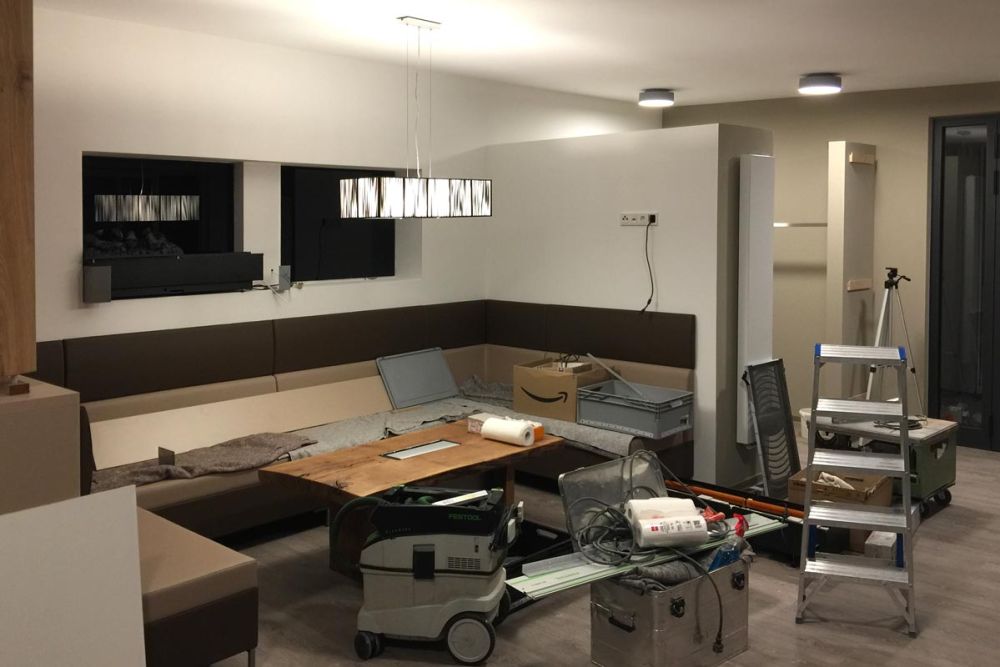 Einbau der Sitzmöbel und Tische durch Bäuerlein Objektdesign.