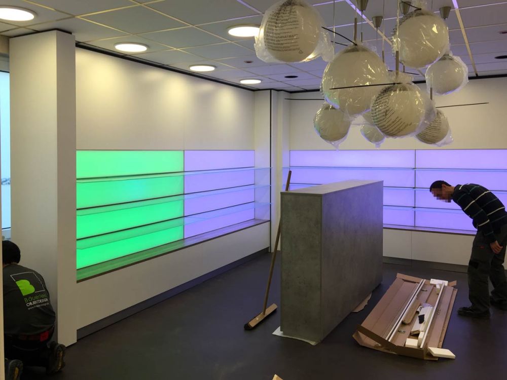 Farbig beleuchtete Regale auf unserer Verkaufsfläche bei Schön & Endres von Bäuerlein Objektdesign