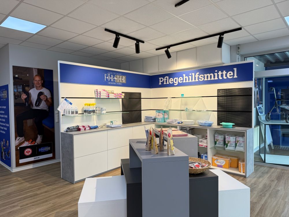 Moderne Sanitätshaus-Einrichtungen: Lösungen von Bäuerlein Objektdesign.
Regalwand mit übersichtlichen Präsentationsflächen und bereitgestelltem Stauraum der Pflegehilfsmittel.