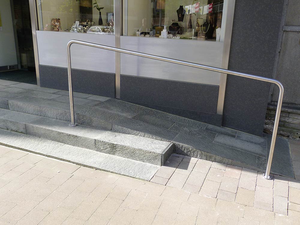 Nahaufnahme der barrierefreien Rollstuhlrampe.