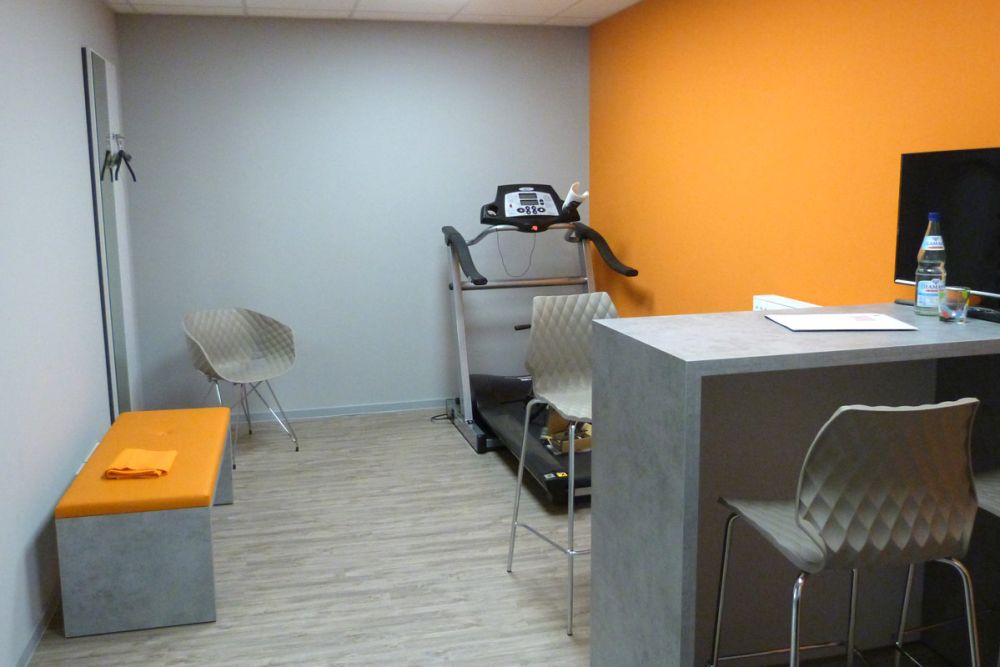  Raum für Beratungen und Anpassungen von orthopädischen Schuhen.