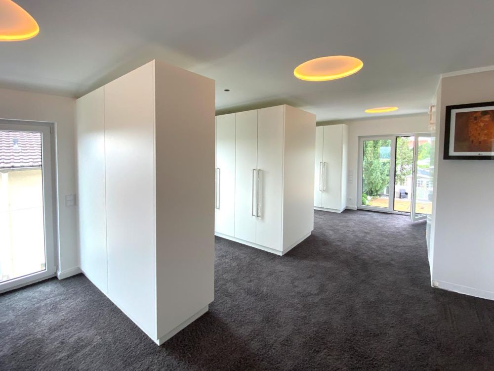 Die lichtdurchflutete Innenansicht des sanierten Wohnhauses .