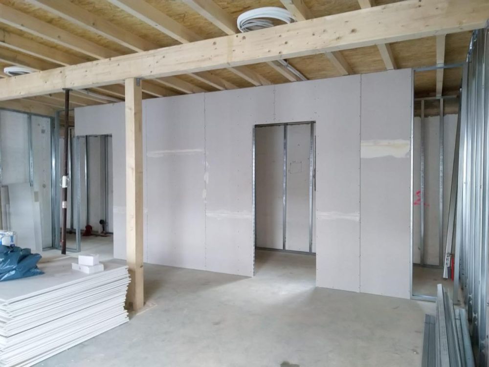 Bild der laufenden Bauarbeiten an der Raumaufteilung im Sanitätshaus Förster in Frankfurt. Fachkräfte von Bäuerlein Objektdesign gestalten die Innenräume gemäß den spezifischen Anforderungen und Entwürfen.