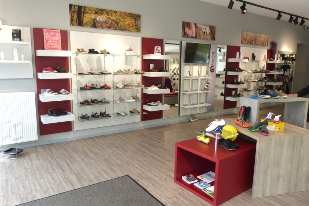 Ausstellung der Schuhe in unserem Ladenbaudesign von Bäuerlein Objektdesign