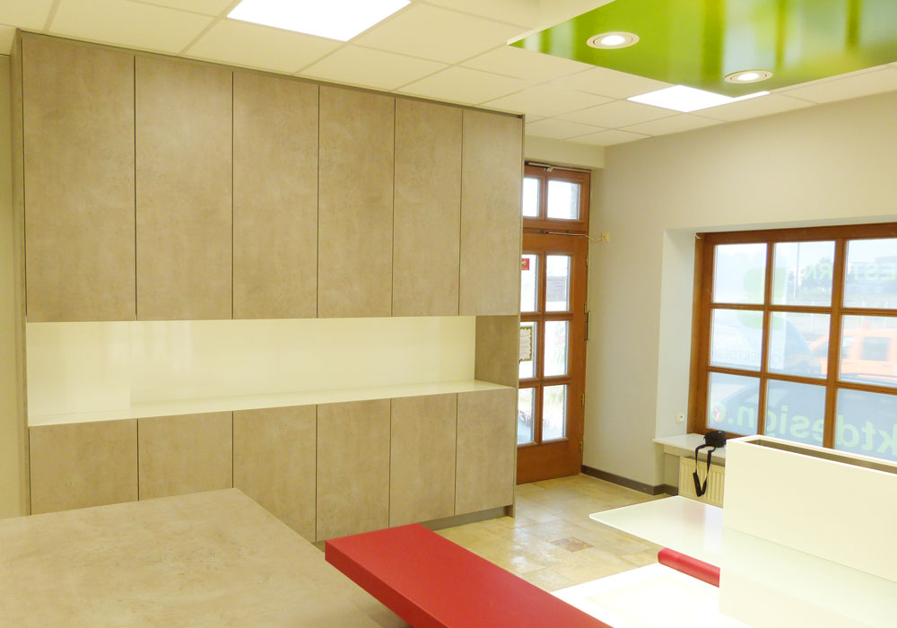 Funktionalität und Ästhetik im Ladenbau von Bäuerlein Objektdesign für Seeßle Fußgesund